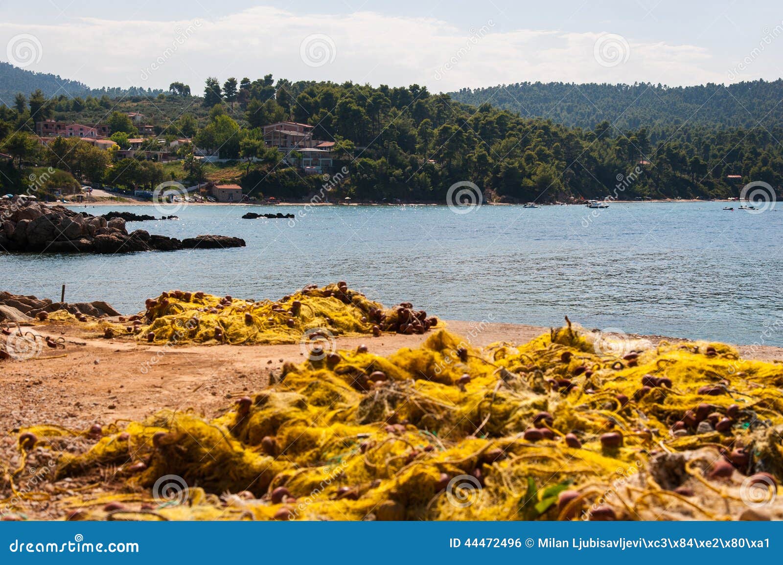 Evia wyspy wybrzeże. Widok Evia wyspy skalisty wybrzeże z sieciami rybackimi w lecie, Grecja, Europa