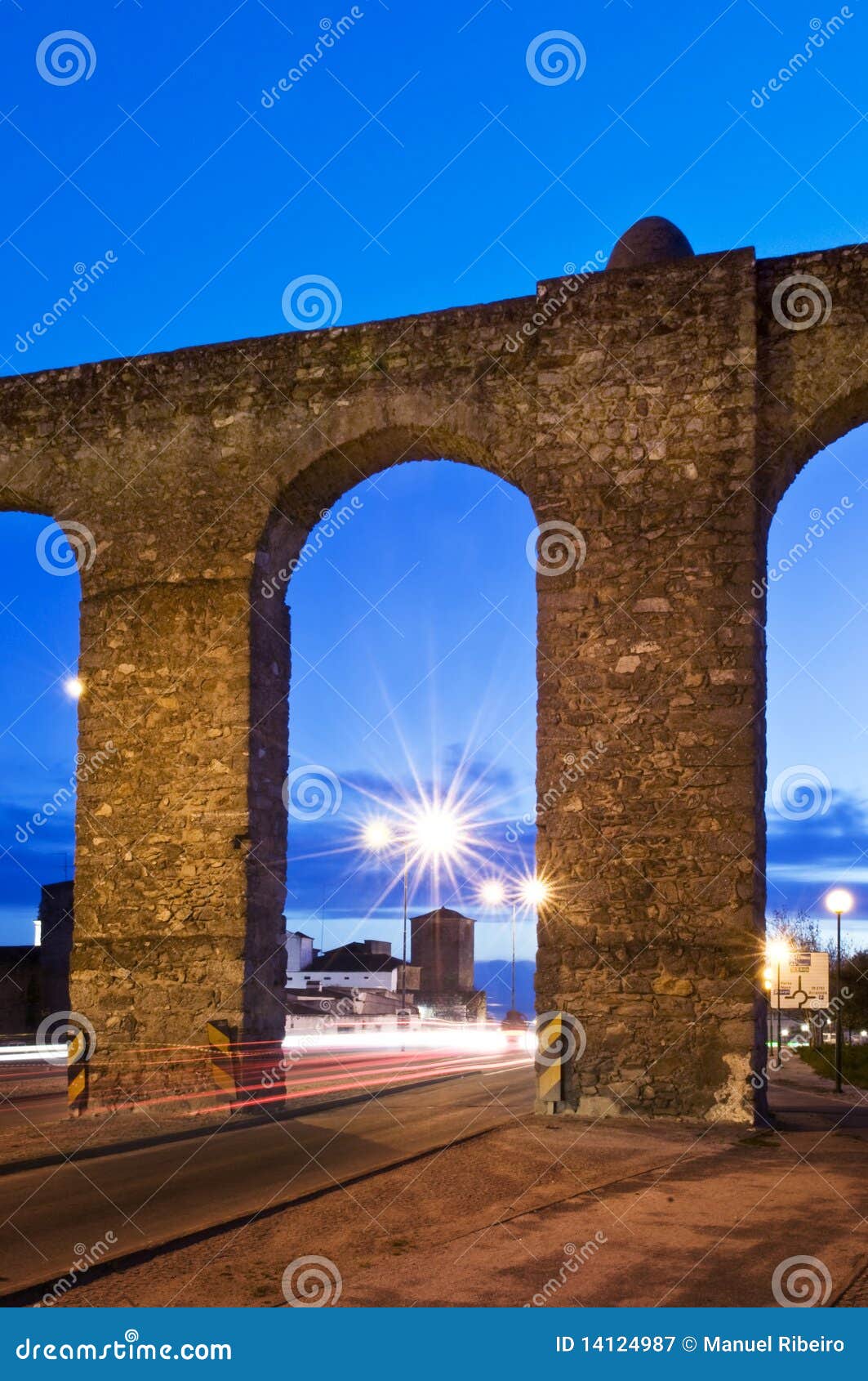 evora aqueduct by night
