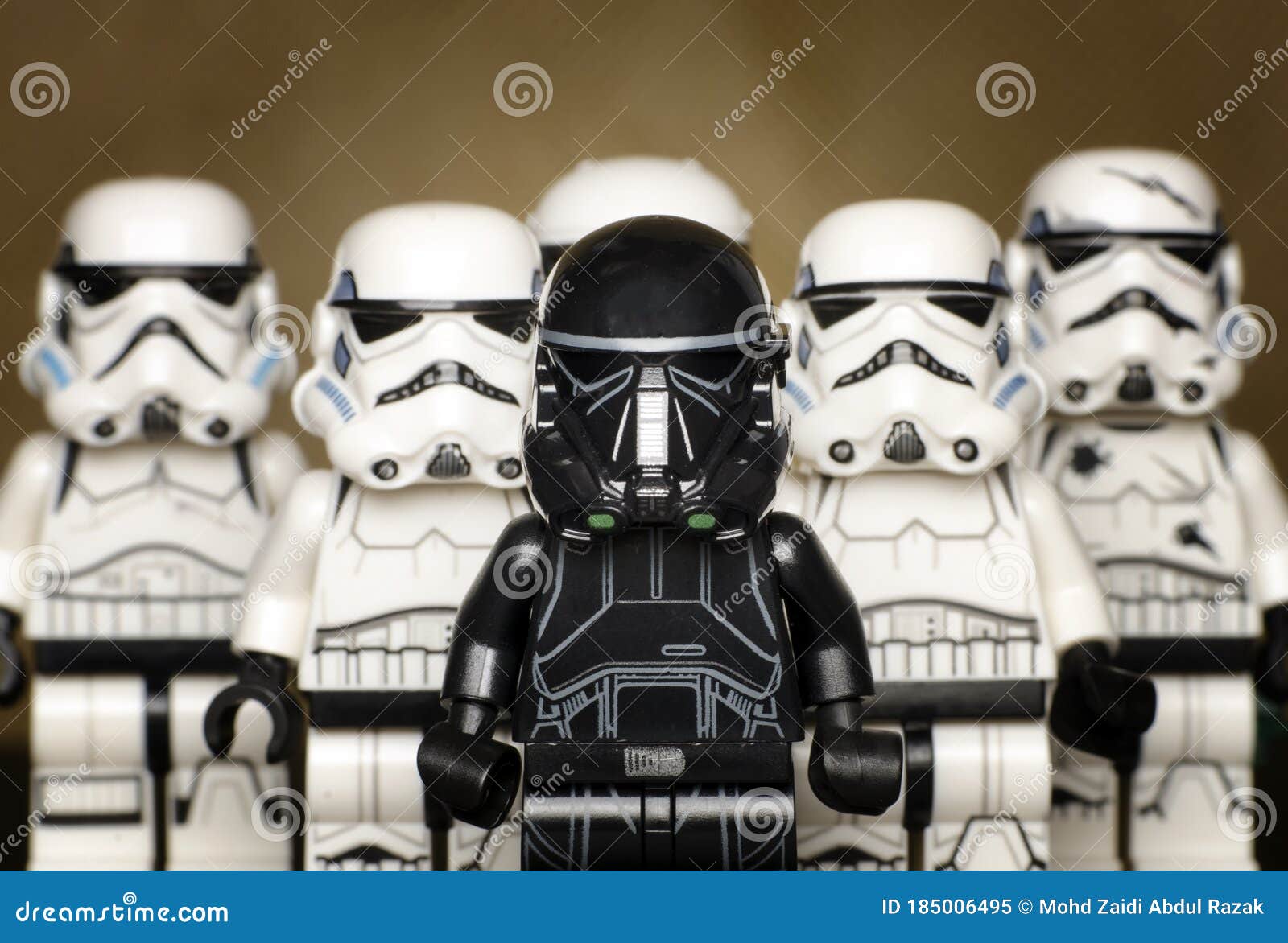 Lego Trooper Vestindo Fantasia De Fada Segurando Ursinho Imagem Editorial -  Imagem de clone, traje: 185333740