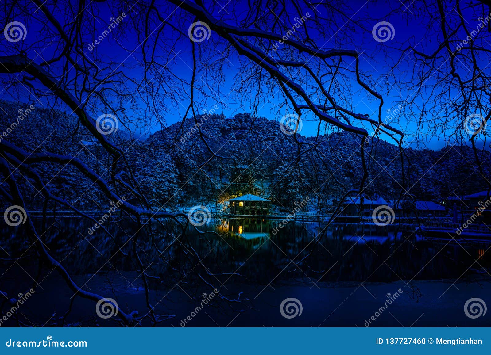 like the morning of qinhu lake-snow scene in mount lu