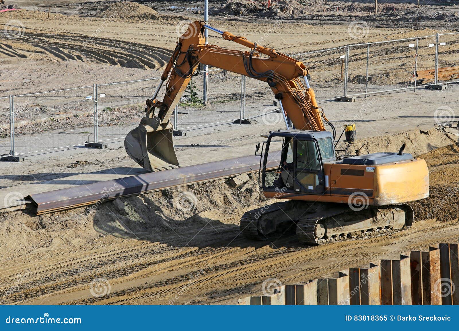 Excavador que trabaja en el emplazamiento de la obra en Belgrado, Serbia