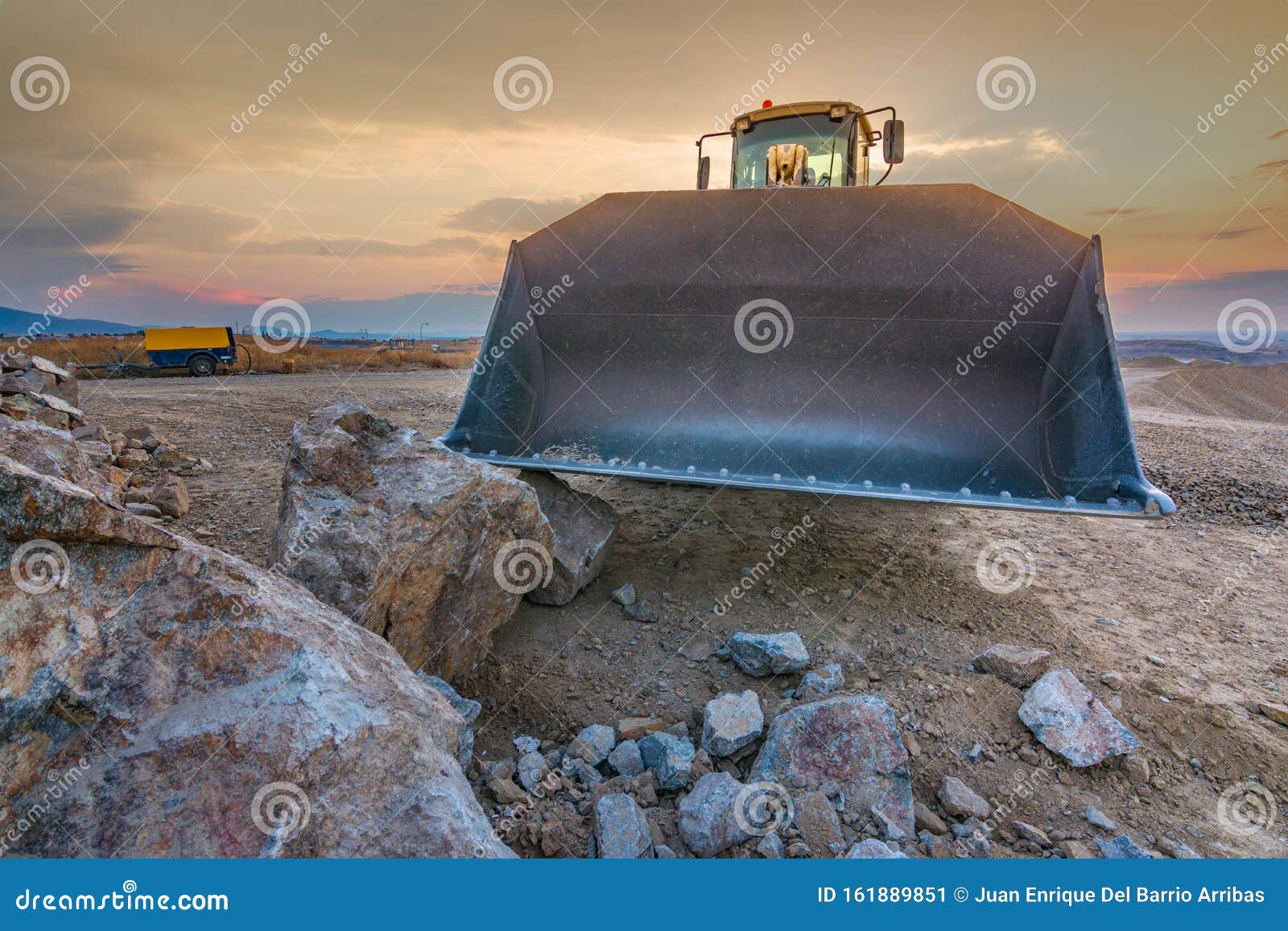 excavadora moviendo piedra y roca en una cantera o en un sitio de construccionexcavator moving stone and rock in a quarry or at a