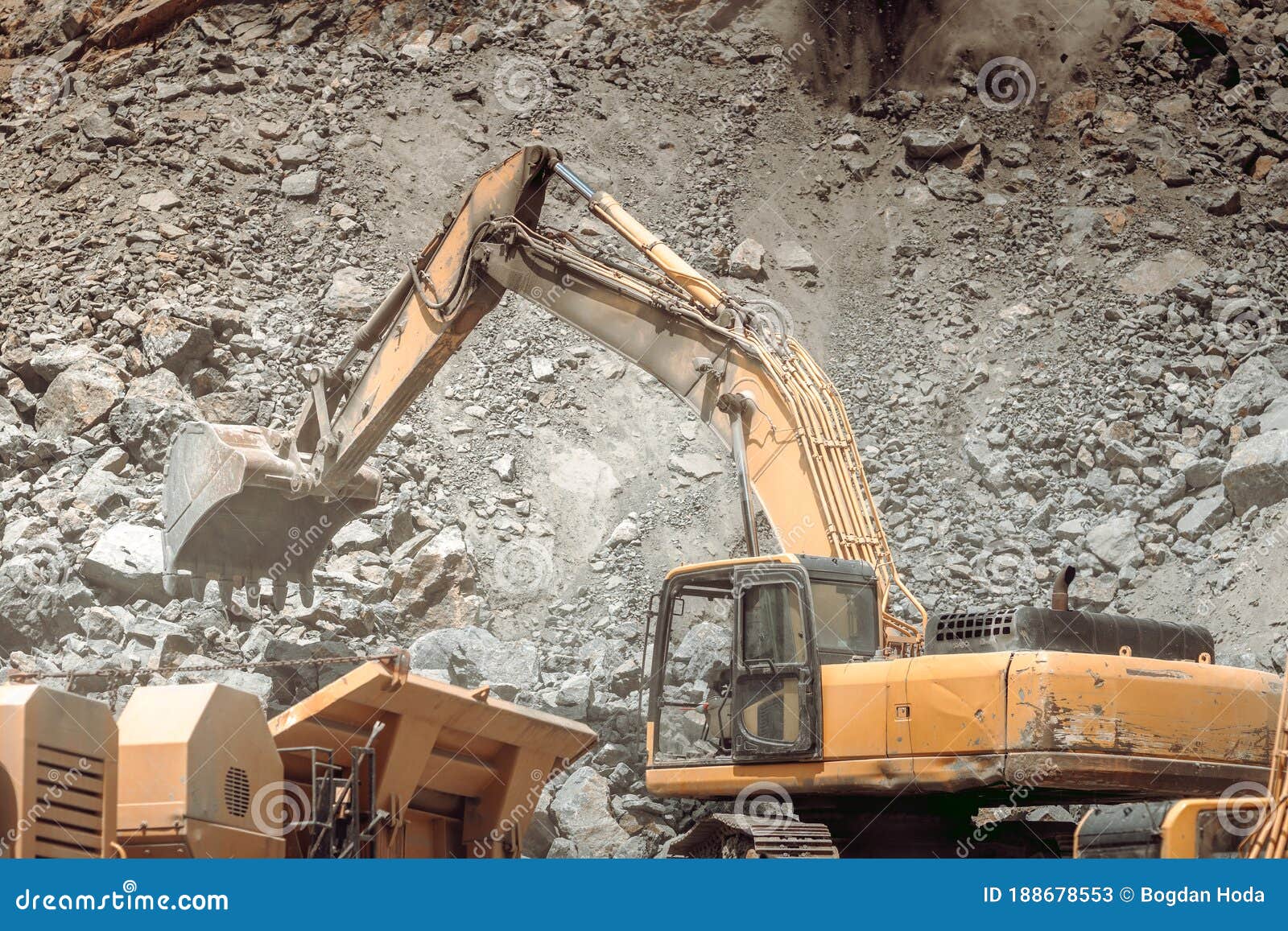 Details of Excavator Loading Hydraulic Crusher, Rock Breaker Stock