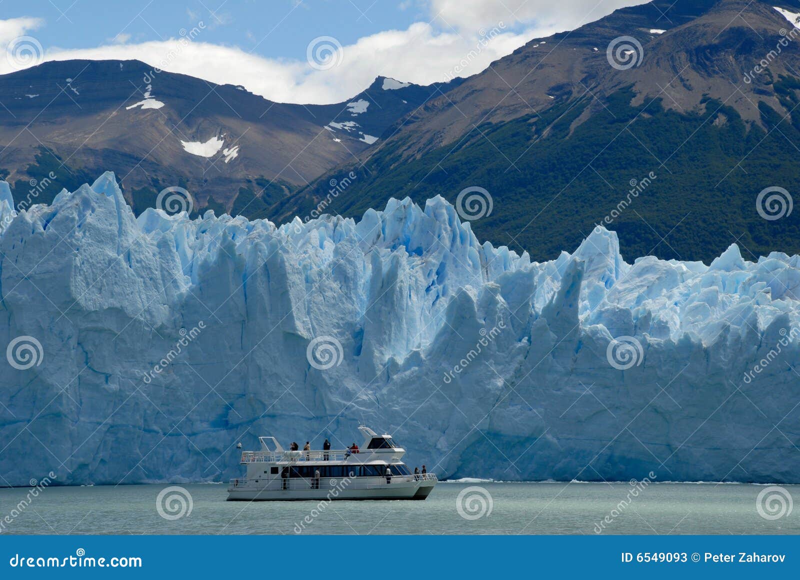excursion ship near the perito moreno glacier