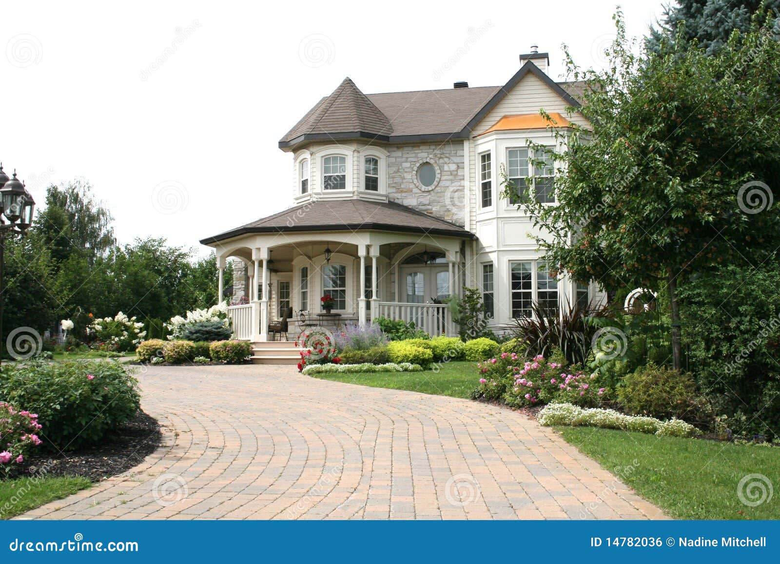 365 House Circular Driveway Stock Photos - Free \u0026 Royalty-Free Stock Photos  from Dreamstime, image size:1600x1157