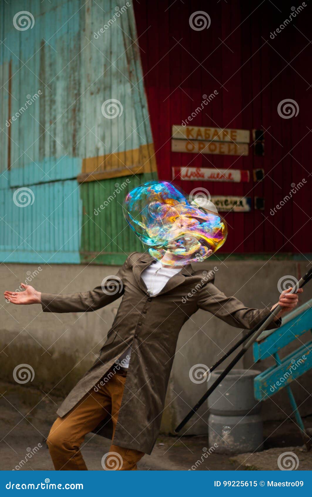 Um executor da rua está no parque com bolhas