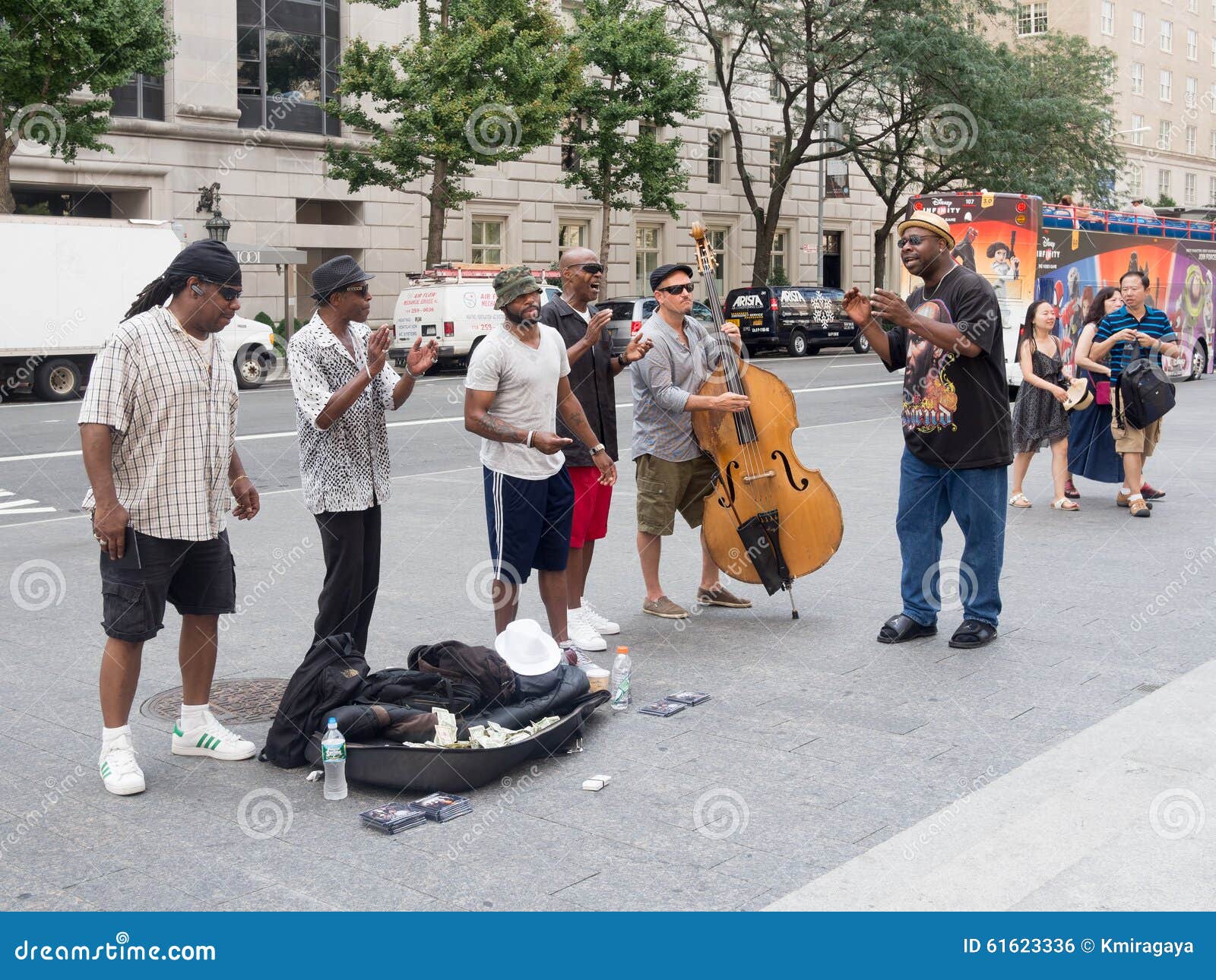 Executores Da Rua Que Cantam E Que Jogam a Música Em New York Foto  Editorial - Imagem de arte, alma: 61623336