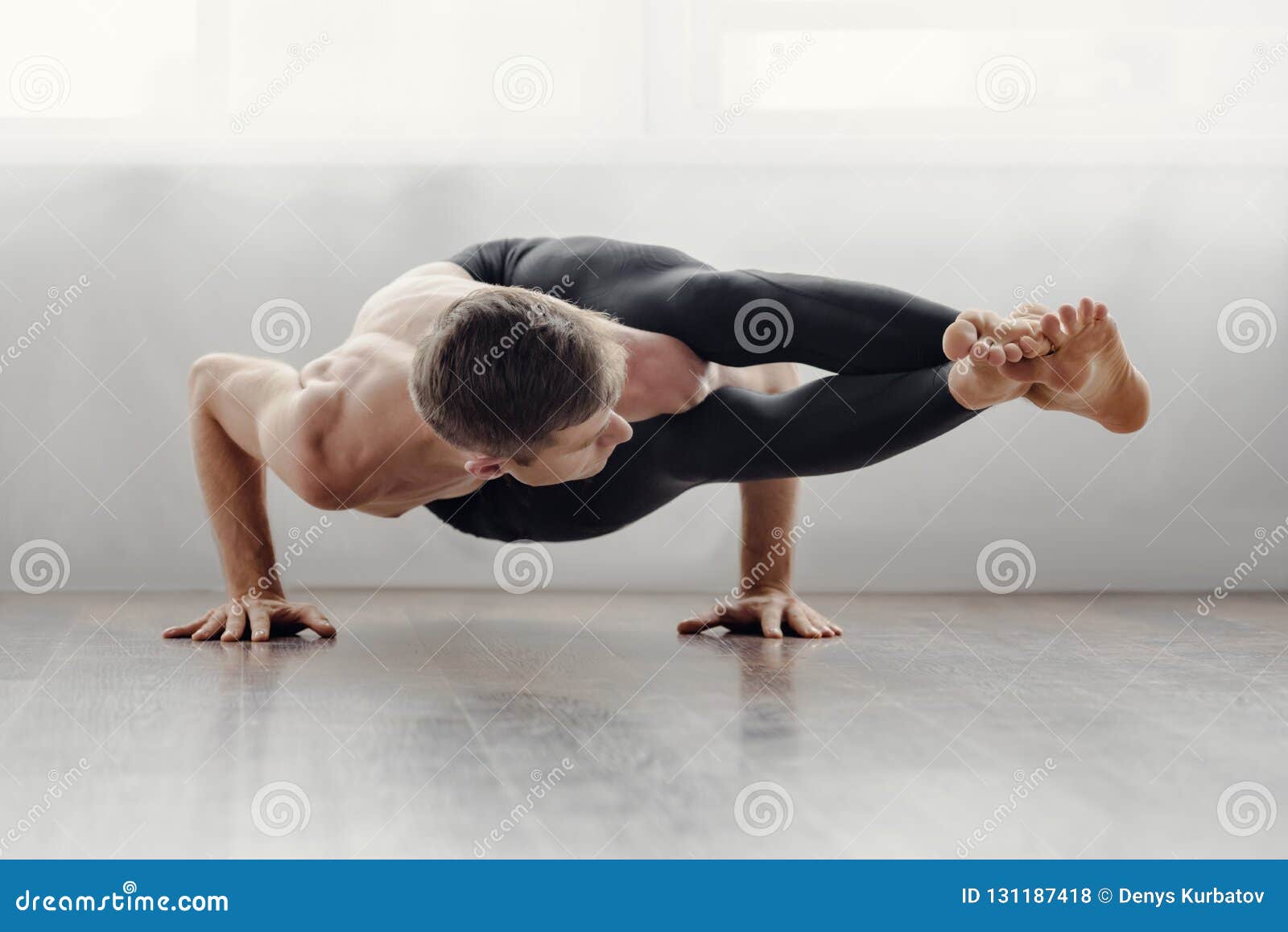 Jeune Homme Ordinaire, Faire Du Sport à La Maison. Planche En