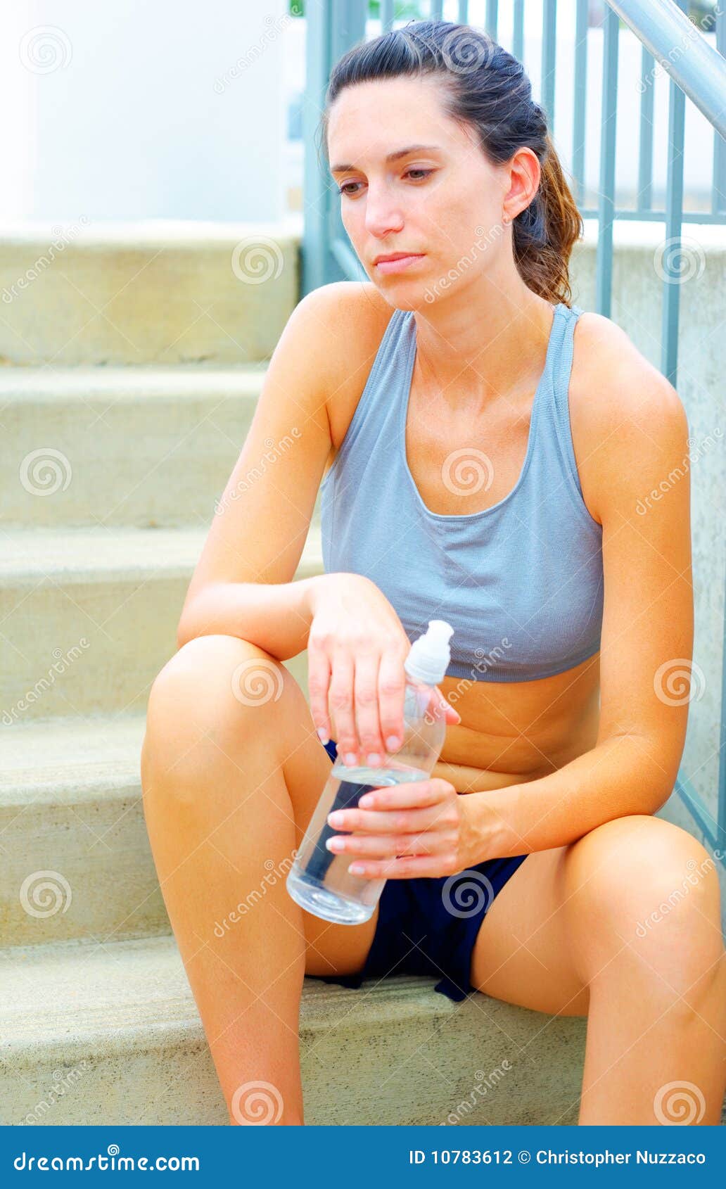 Exercice mûr urbain de femme. Femme mûre établissant dans un environnement urbain, d'un ensemble complet de photos.