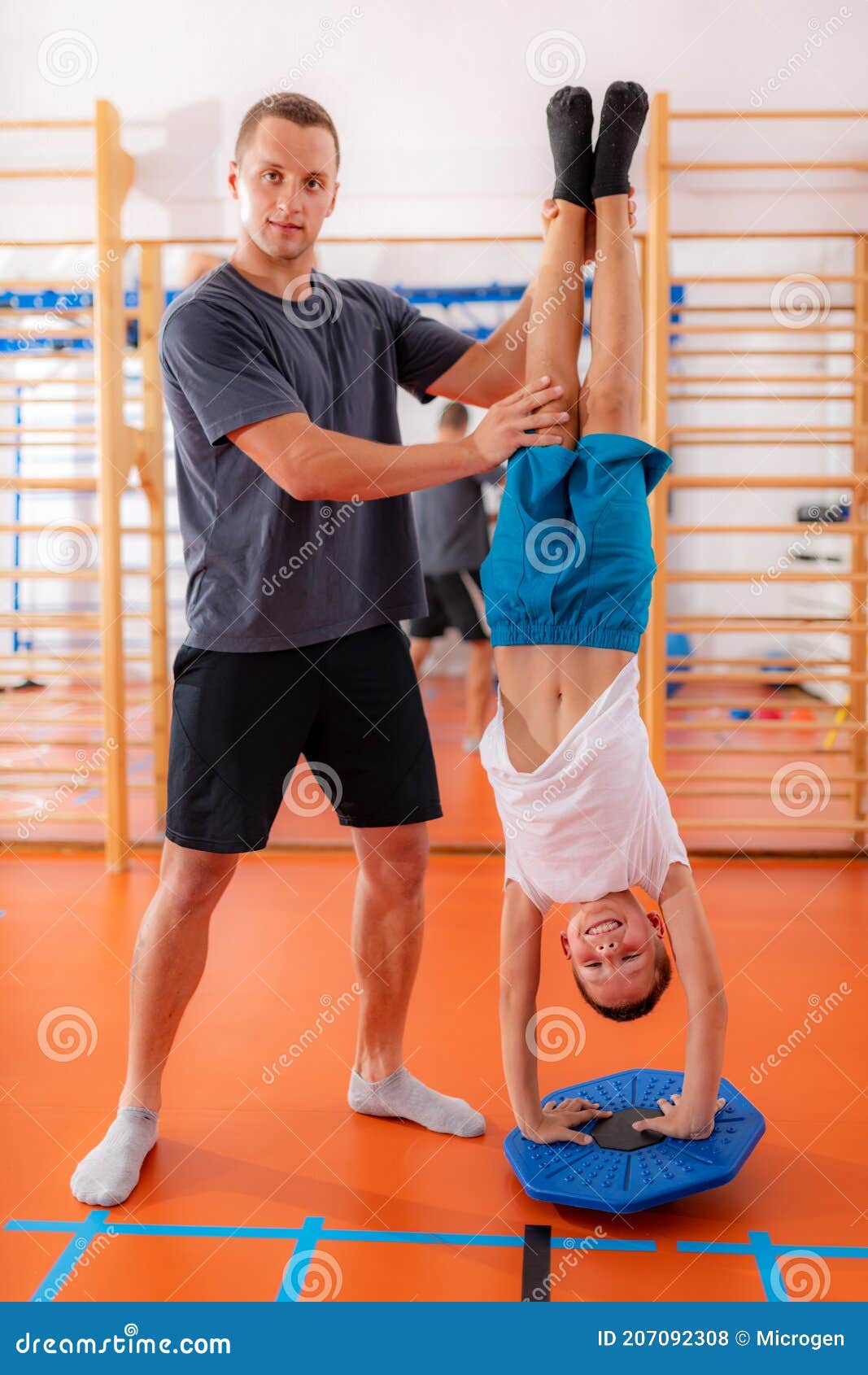 Exercices D'équilibre Pour L'enfant D'enfants Faisant Un Support De Main  Avec L'entraîneur Photo stock - Image du enfant, aptitude: 207092308