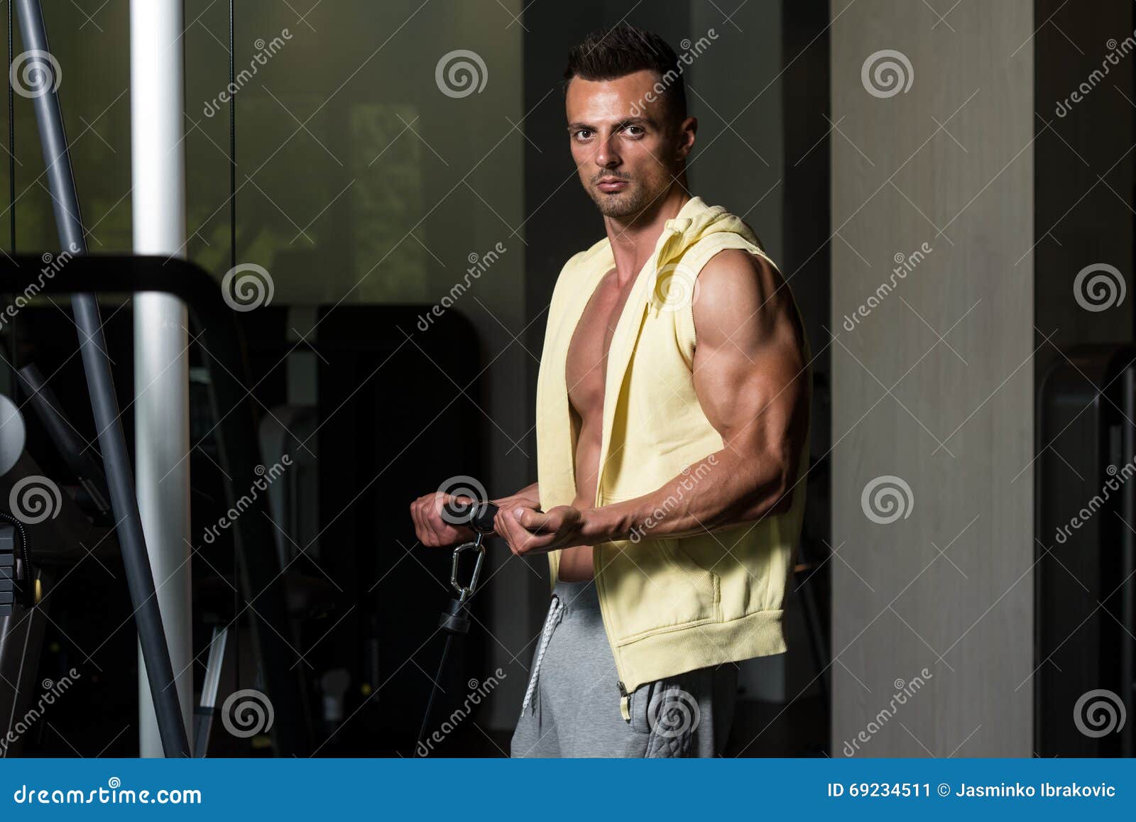 Biceps exercise on cable machine