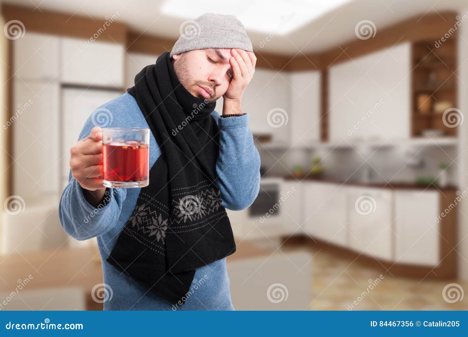 Заболел чай. Больная пьет чай. Больной человек пьет чай. Мужчина пьет чай больной. Замерзший человек пьет чай.