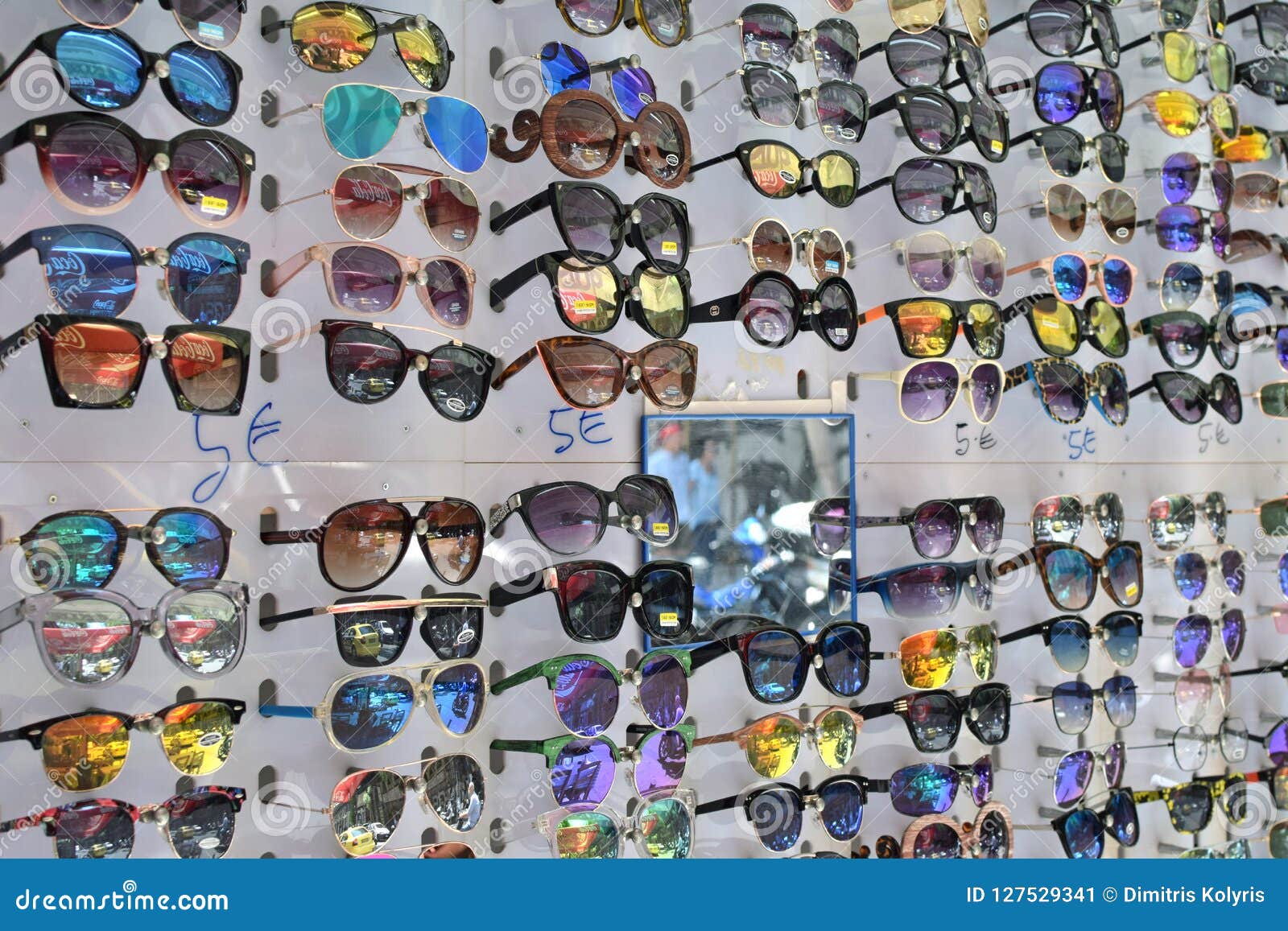 Exhibición Barata Gafas De Sol editorial Imagen de barato, cristales: 127529341
