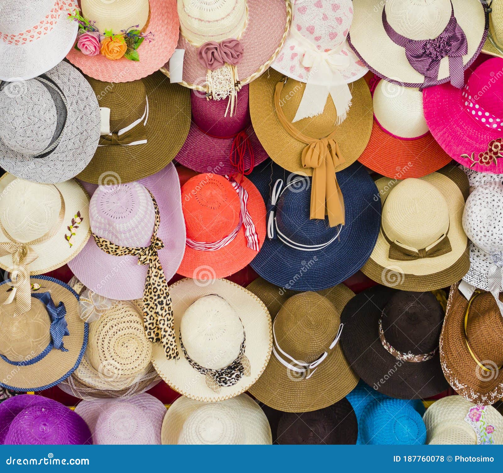 repetir Historiador Desnudarse Exhibición De Bonitos Sombreros De Paja Para Mujeres Con Flores Patrón De  Arcos Multicolores Y Decoración De Cintas De Chile Foto de archivo - Imagen  de hembra, manera: 187760078