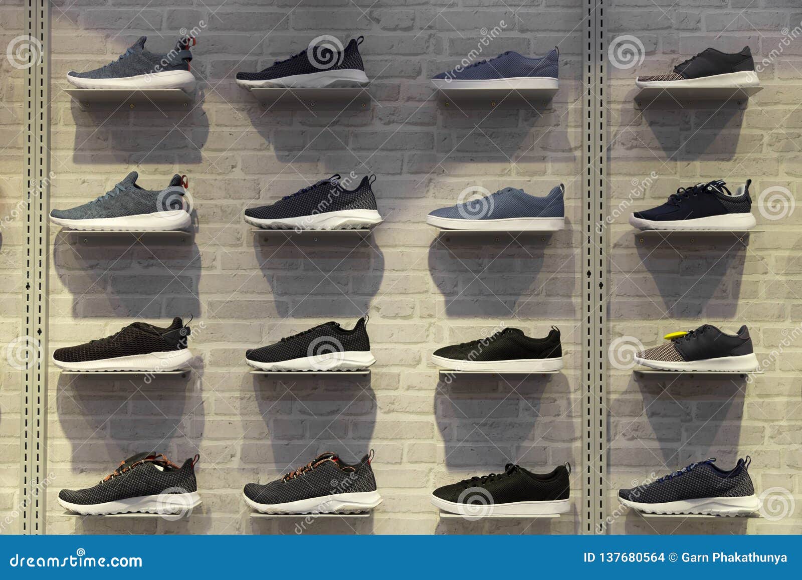 Exhibición De La Tienda De Las Nuevas Zapatillas Deportivas Elegantes Modernas Sines Marca De Las Zapatillas Para Los Foto de archivo - Imagen de gris, ropa: 137680564