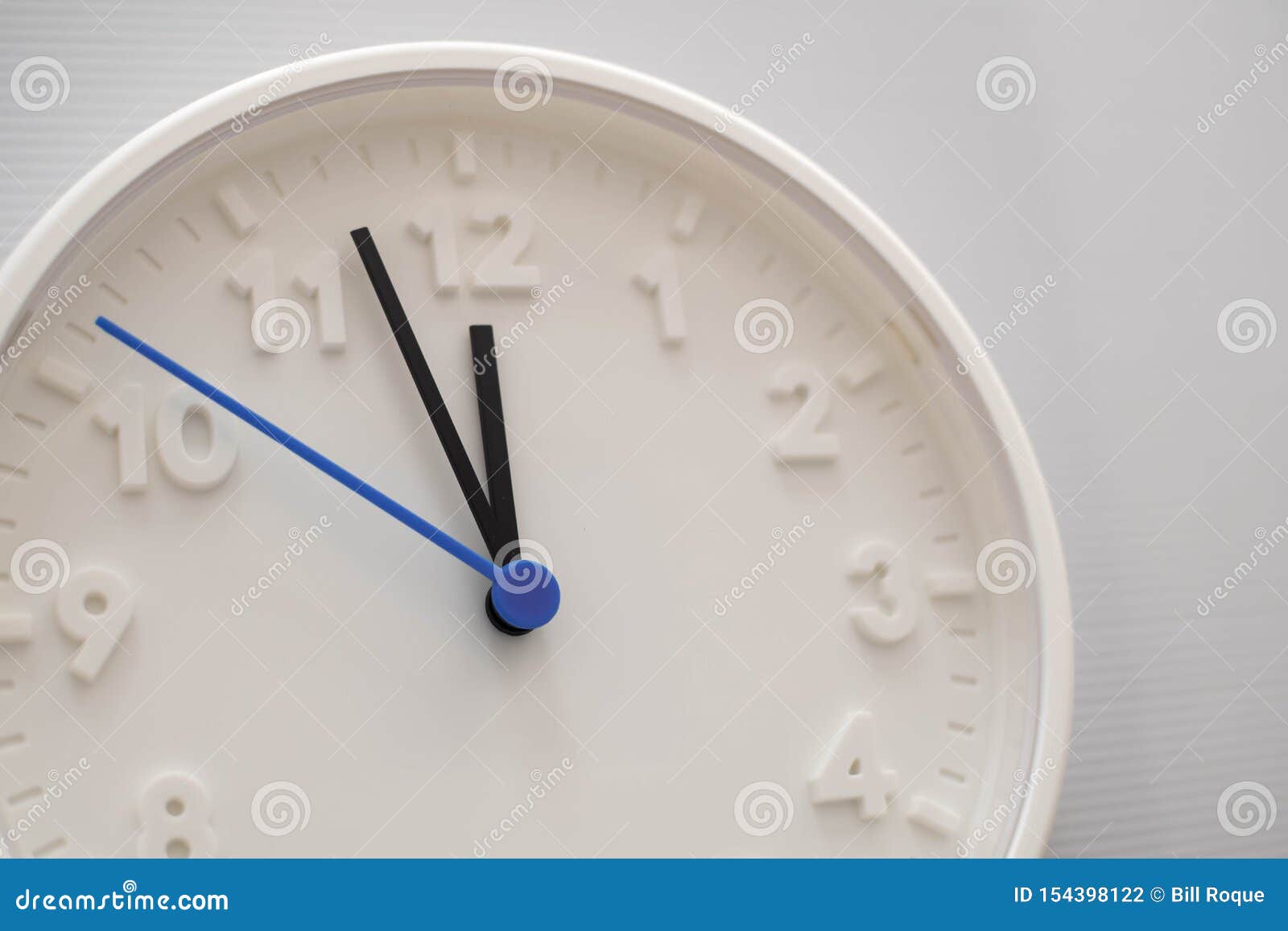 Exibição Da Face Do Relógio Doze Horas Com Fundo Branco Pulso De Disparo De  Parede Redondo Branco Pulso De Disparo Do `de Doze O Foto de Stock - Imagem  de minuto, countdown