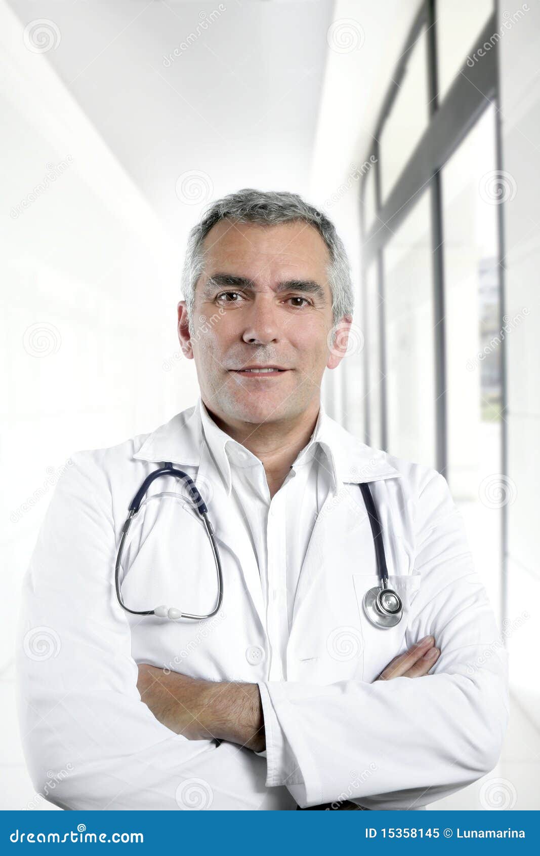 expertise senior doctor hospital portrait