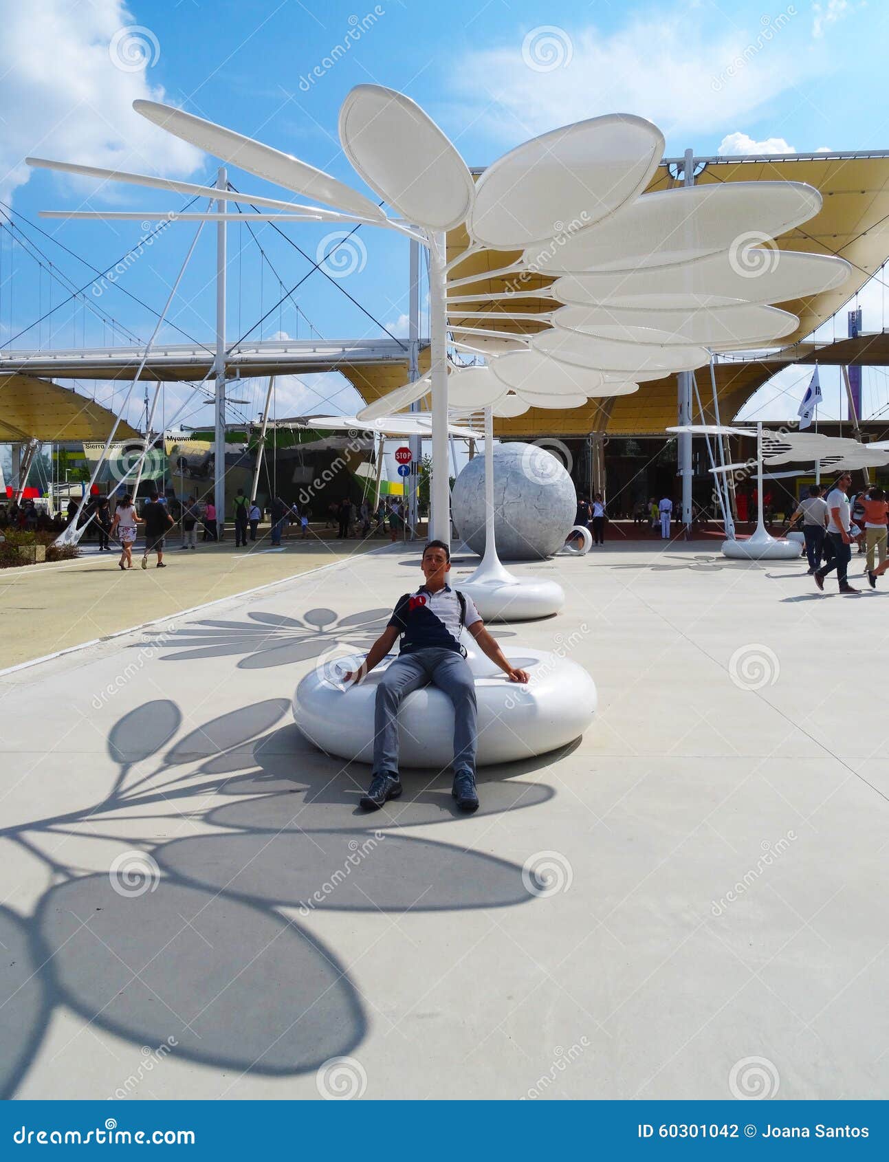 Expo 2015, Milan. Visitant à un espace de détente, expo 2015 L'expo 2015 sera tenue sous le thème alimentant la planète, énergie pendant la vie