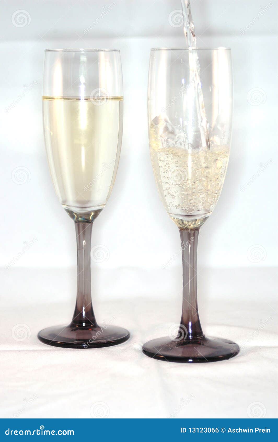 Flöjtexponeringsglas som häller vit wine högväxt två