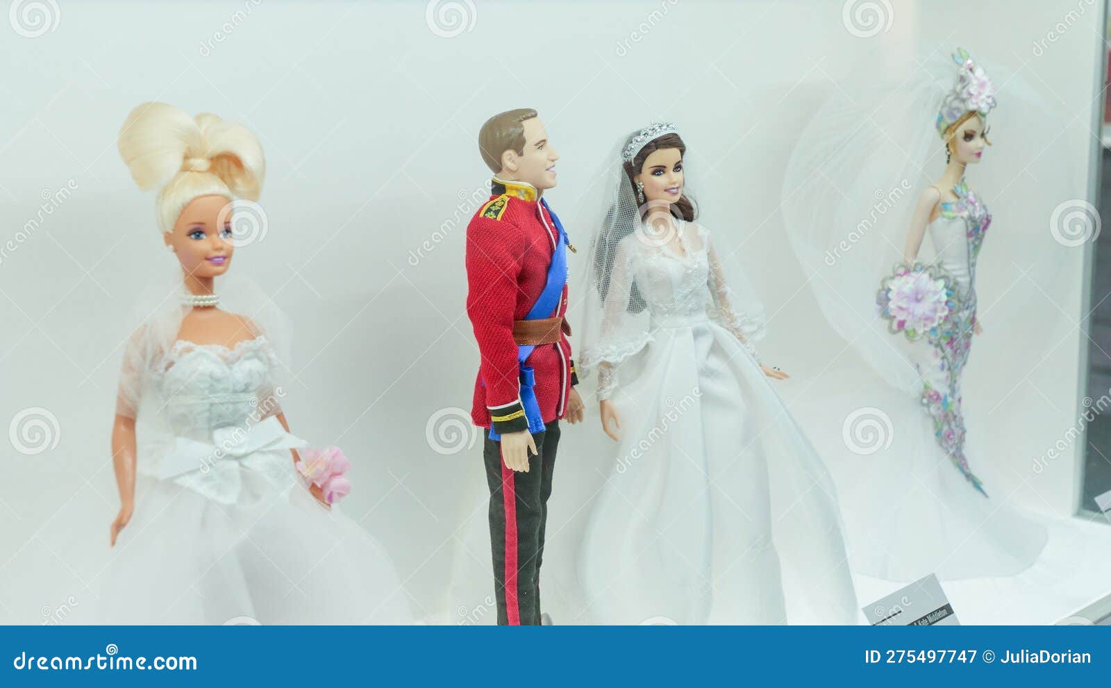 Exposición De Barbie Expo En El Centro De Mall Les Cours Royal Ropa Elegante De Historia. Príncipe William Y Kate Middle Fotografía - Imagen de cultura, expo: 275497747