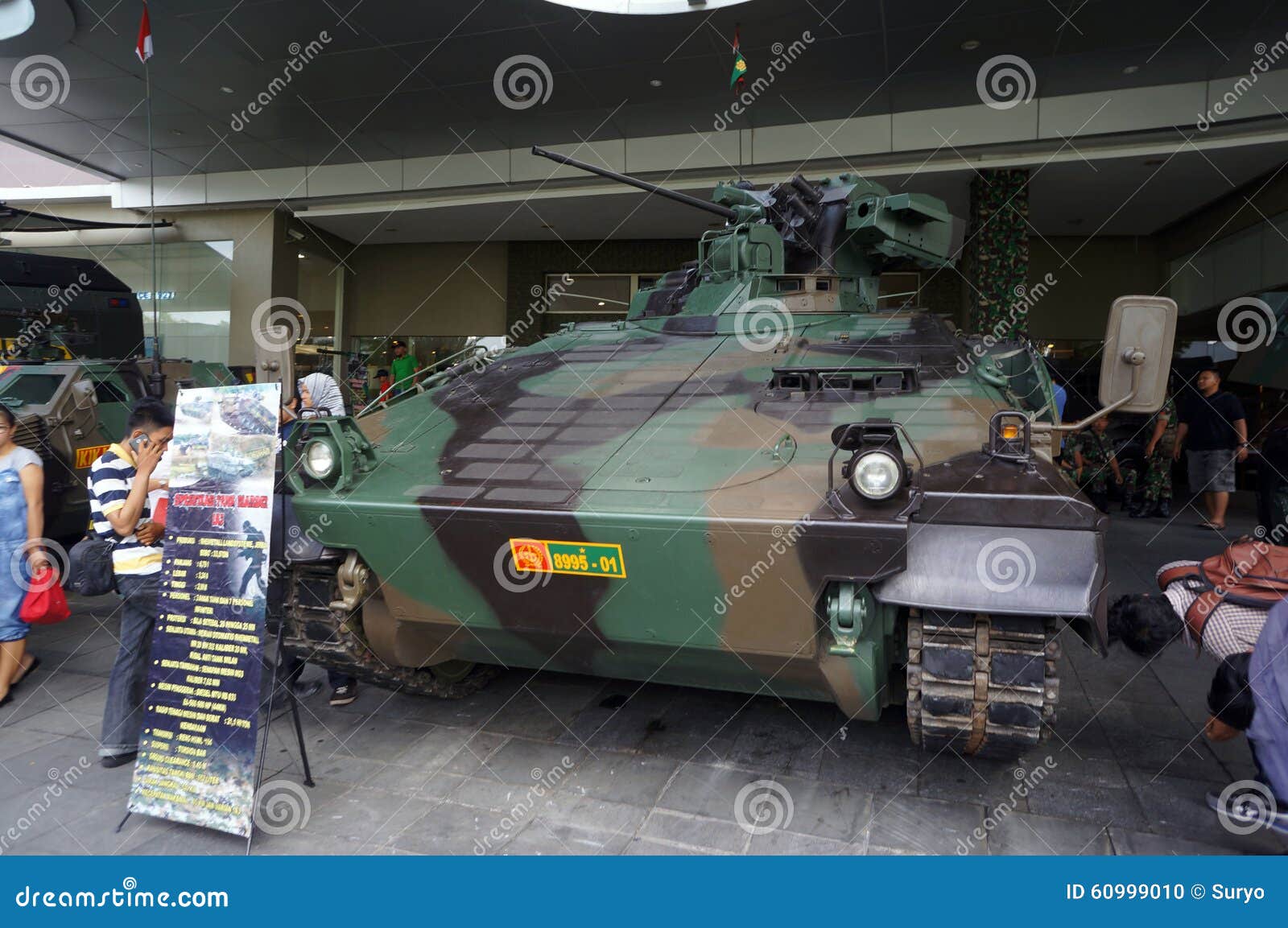Exposición militar. Diversos vehículos de combate en la exhibición en la exposición del equipo militar en una alameda en la ciudad de Java a solas, central, Indonesia