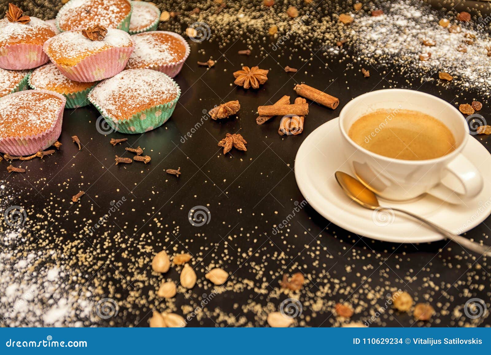 Exposition De Petit Gateau Avec La Tasse De Cafe De Cannelle Et De Sucre Sur La Table Noire Gateaux Tres Savoureux Pour Toute C Photo Stock Image Du Carte Decoration Exposition De Petit Gateau Avec La Tasse De Cafe De Cannelle Et De Sucre Sur La Table Noire Gateaux Tres Savoureux Pour Toute C Photo Stock Image Du Carte Decoration