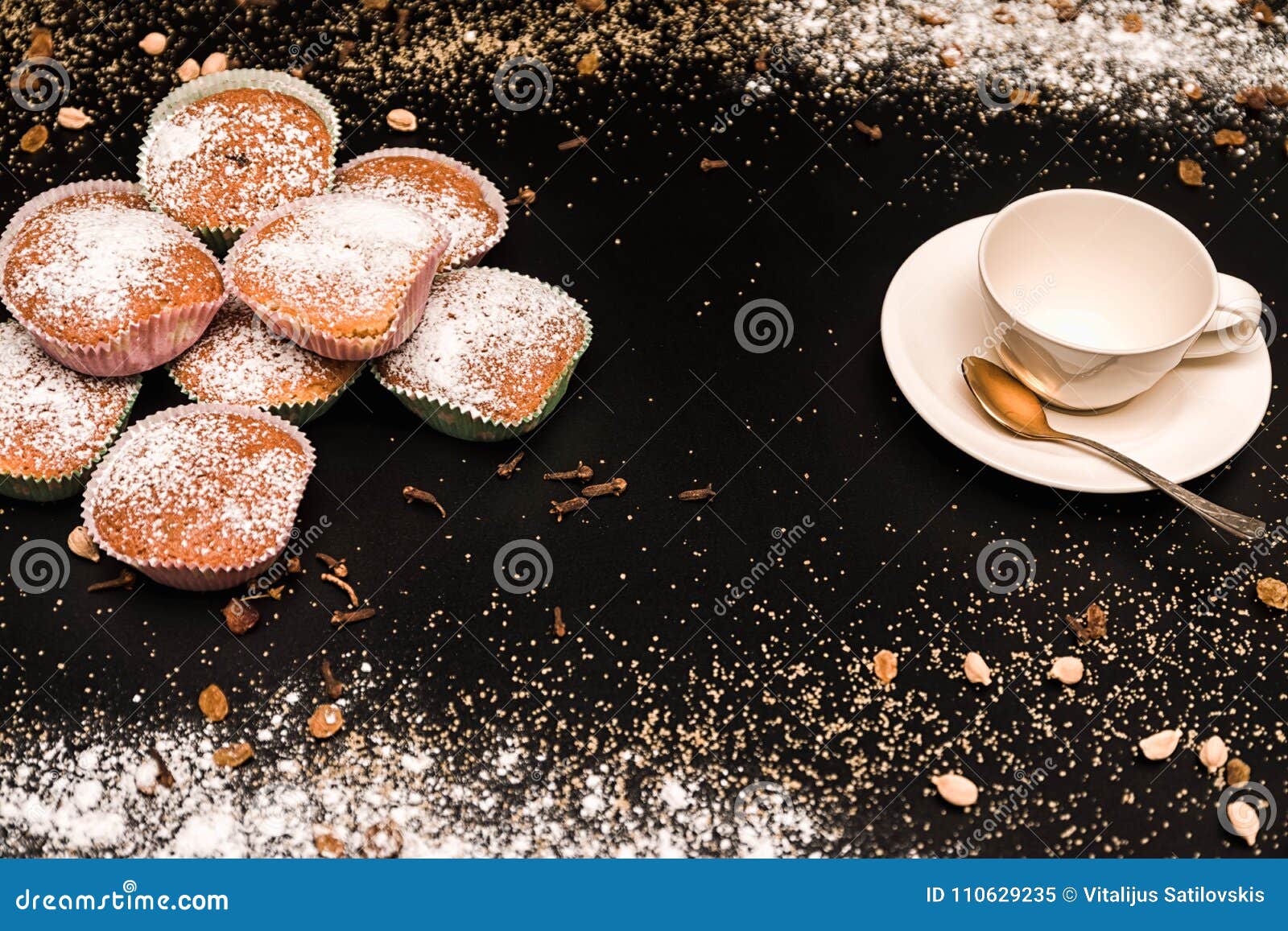 Exposition De Petit Gateau Avec La Tasse De Cafe De Cannelle Et De Sucre Sur La Table Noire Gateaux Tres Savoureux Pour Toute C Image Stock Image Du Cannelle Element Exposition De Petit Gateau Avec La Tasse De Cafe De Cannelle Et De Sucre Sur La Table Noire Gateaux Tres Savoureux Pour Toute C Image Stock Image Du Cannelle Element