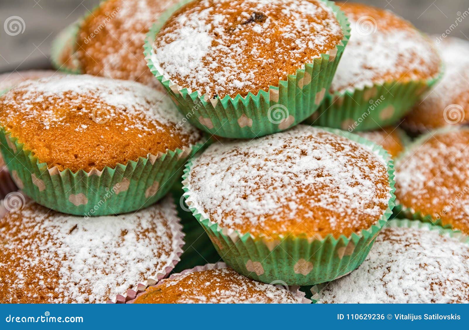 Exposition De Petit Gateau Avec La Tasse De Cafe De Cannelle Et De Sucre Sur La Table Noire Gateaux Tres Savoureux Pour Toute C Photo Stock Image Du Cupcake Fond Exposition De Petit Gateau Avec La Tasse De Cafe De Cannelle Et De Sucre Sur La Table Noire Gateaux Tres Savoureux Pour Toute C Photo Stock Image Du Cupcake Fond