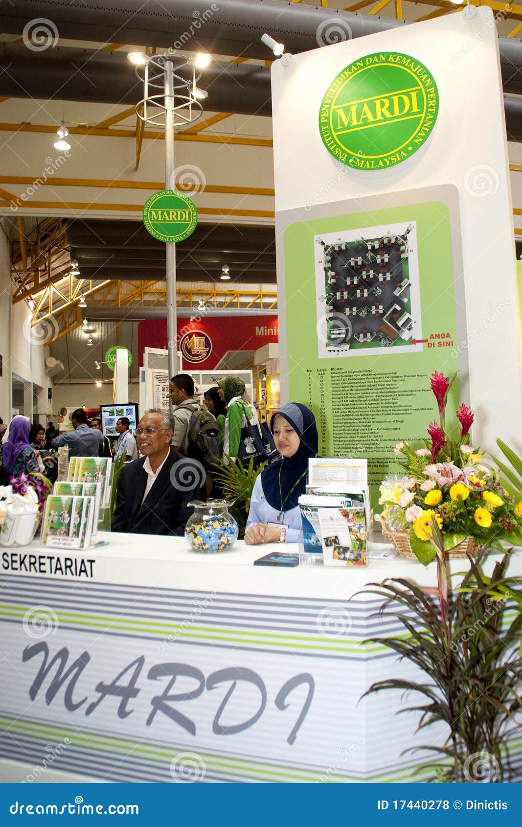 Exposition malaisienne d'agriculture et d'Agrotourism. KUALA LUMPUR - 30 NOVEMBRE : MARDI une organisation de recherche et développement en nourriture, agriculture et industries bio-basées pendant l'agriculture, l'horticulture et l'Agrotourism malaisiens affichent le 30 novembre 2010 à Kuala Lumpur, Malaisie.