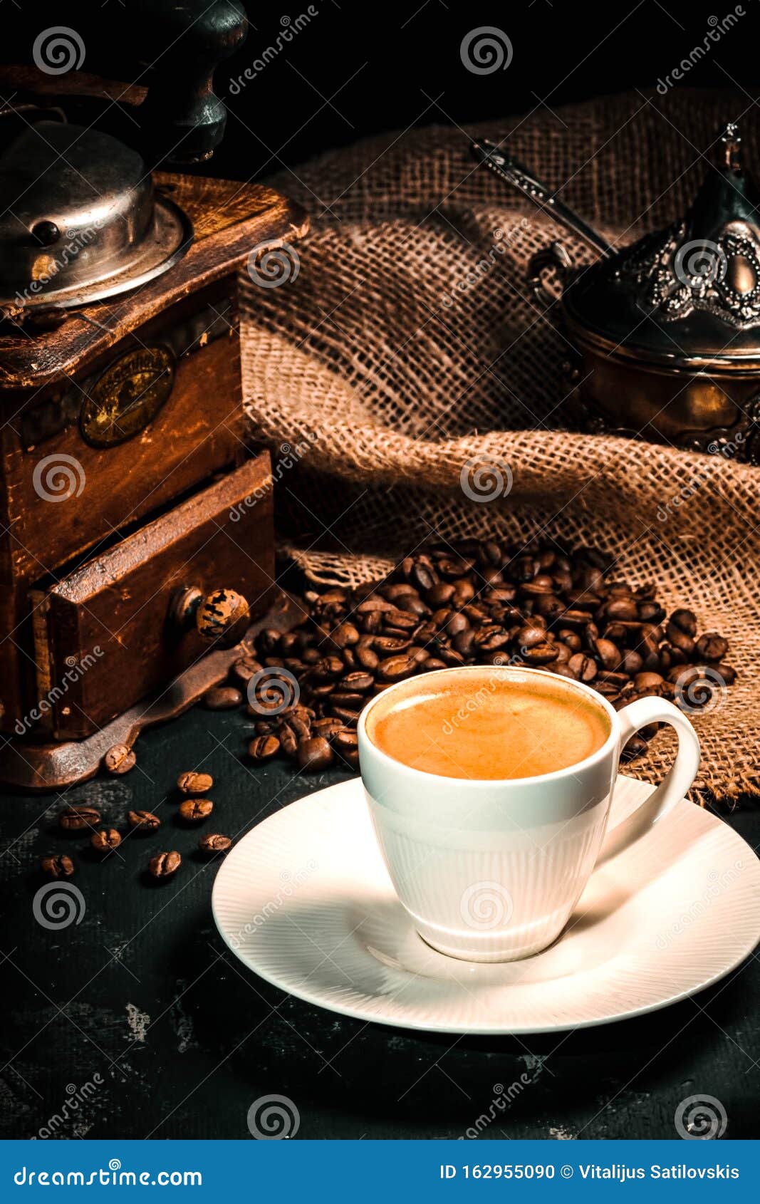 https://thumbs.dreamstime.com/z/exposition-old-vintage-coffee-grinder-white-cup-black-background-162955090.jpg