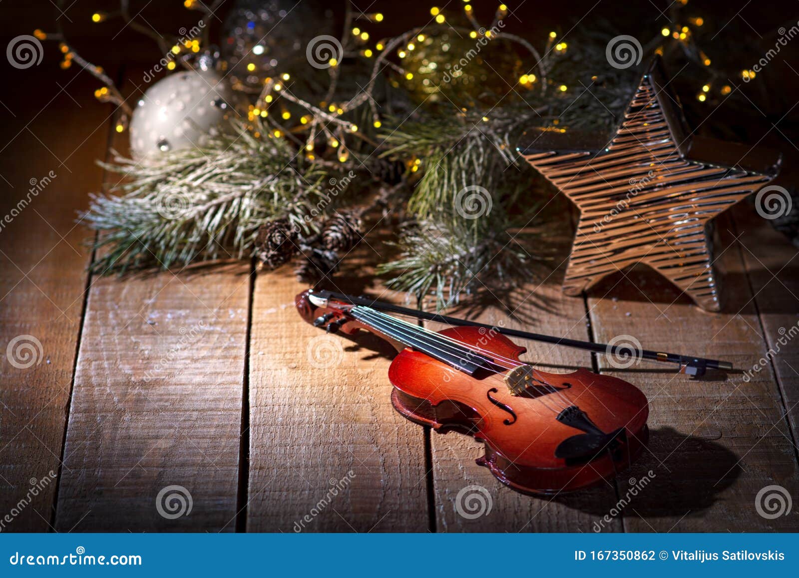 Cây thông Giáng Sinh được trang trí bằng đàn violin quý giá, tạo nên một không gian thật lung linh và rực rỡ cho mùa lễ hội này. Hãy cùng xem hình ảnh và chiêm ngưỡng sự kết hợp độc đáo này.