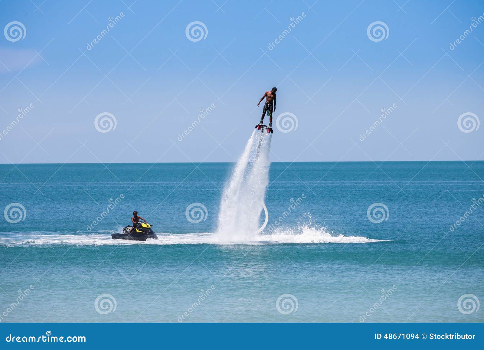 Exposição do homem no flyboard. Equipe a exposição no flyboard na praia de Tailândia