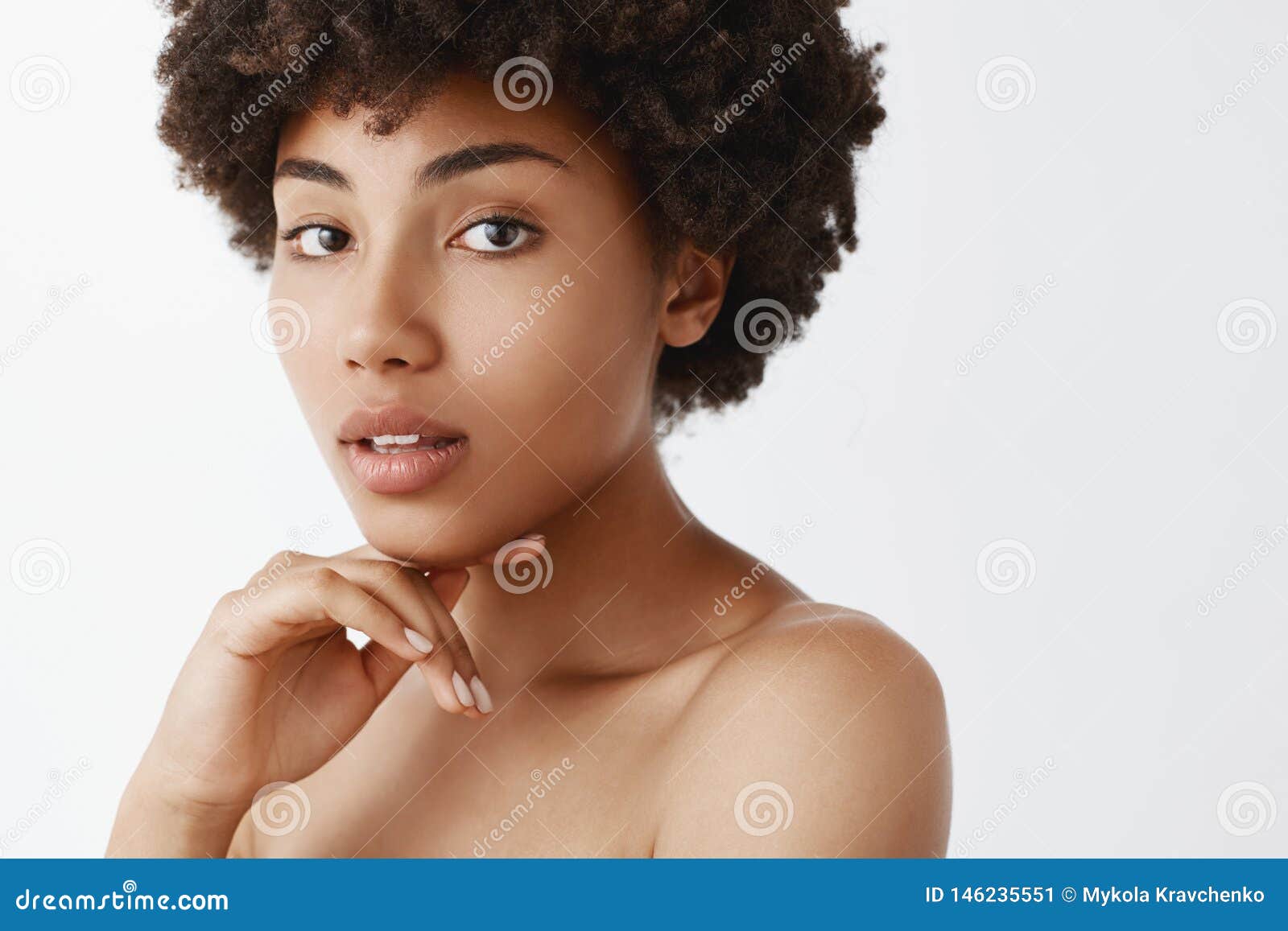 Exprese Su Belleza Natural Primer Tirado De Mujer De Piel Morena Femenina  Blanda Con El Peinado Rizado, Tocando La Barbilla Imagen de archivo -  Imagen de excitado, gesto: 146235551