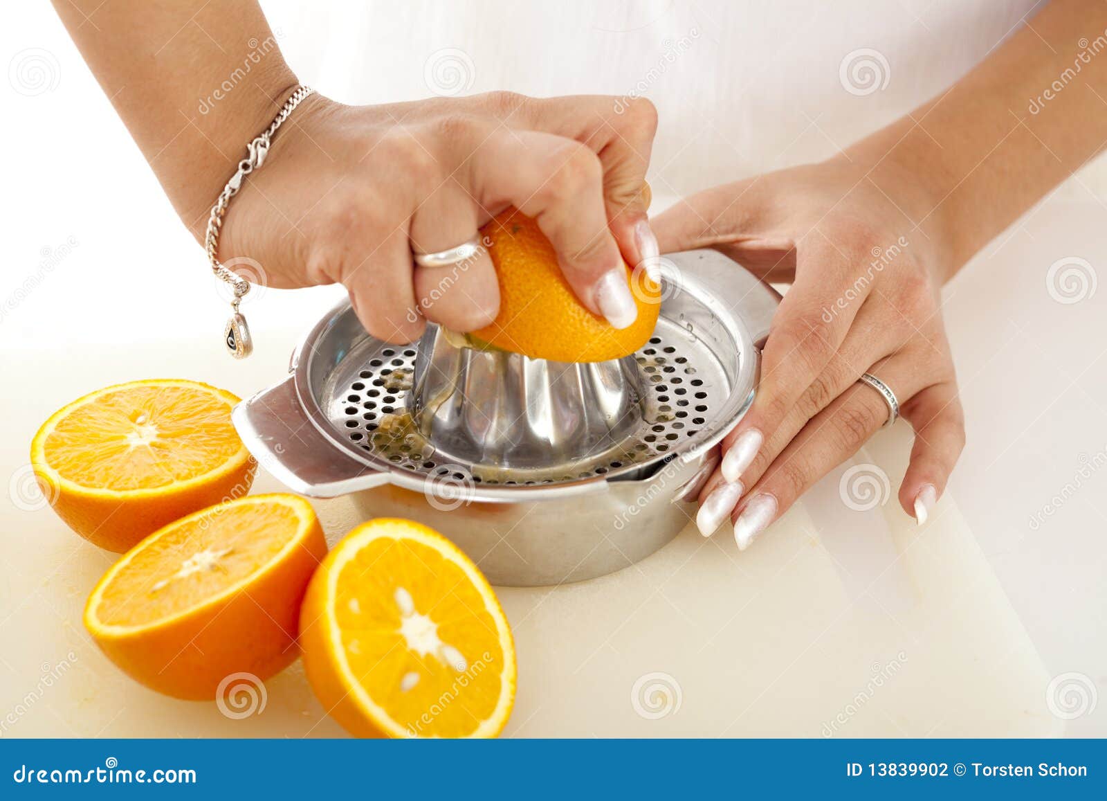 Exprimir naranjas foto de Imagen de frutas, estudio - 13839902