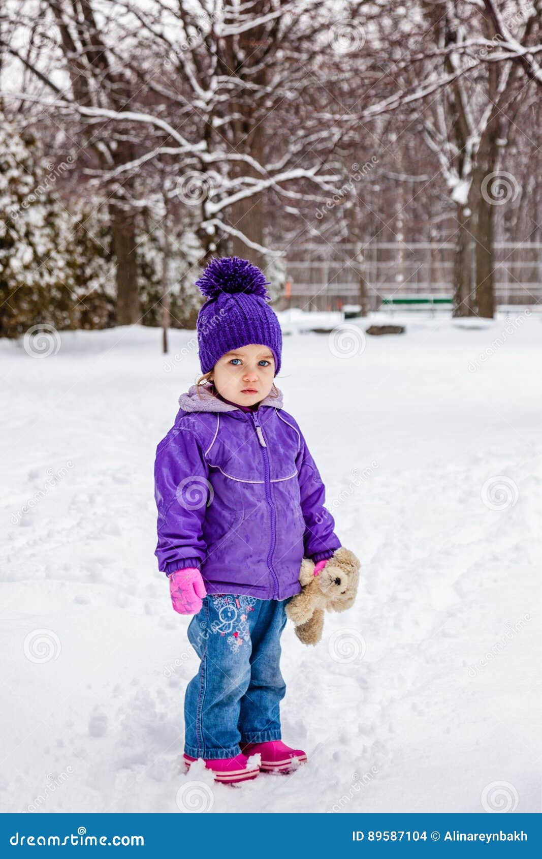 Extérieur Debout De Petite Fille Dans La Neige Temps Froid D'hiver Photo  stock - Image du yeux, marche: 89587104