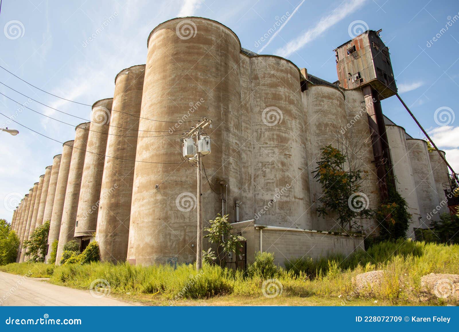Grain Silos in Buffalo, NY stock image. Image of deserted 228072709