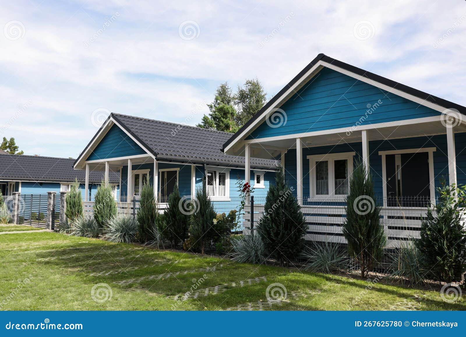 Belas Casas Modernas Dia Ensolarado Fresco Com Céu Azul Claro fotos,  imagens de © Wirestock #491676240