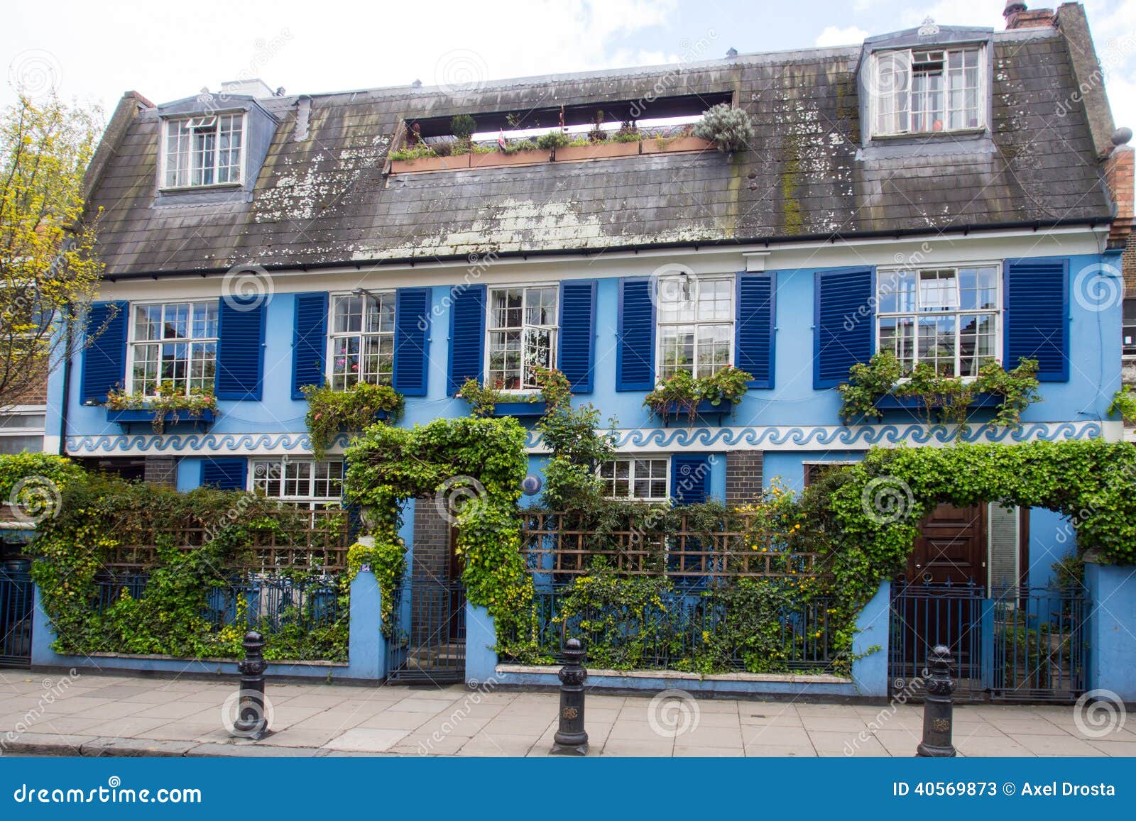 Exterior de la casa azul imagen de archivo. Imagen de obturadores