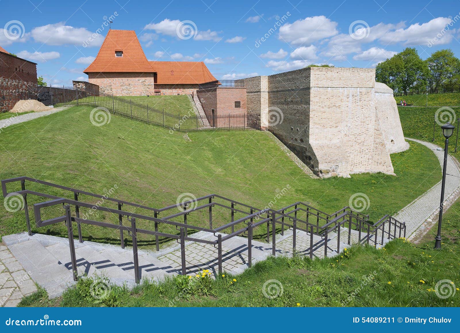 VILNIUS, LITUÂNIA - 8 DE MAIO DE 2015: Exterior do bastião de Barbacan da cidade velha de Vilnius, Lituânia