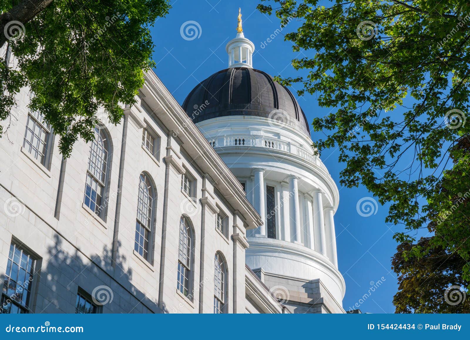 exterior of the maine capitol building