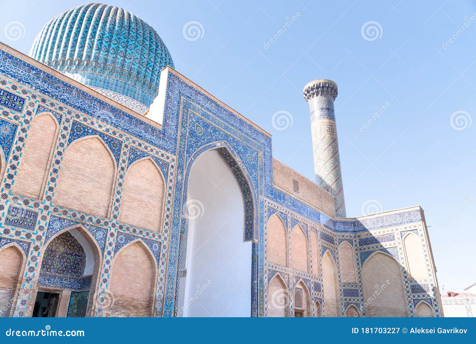 exterior of the old ancient uzbek tomb - amir temur maqbarasi, goÃ¢â¬Ëri amir in uzbekistan