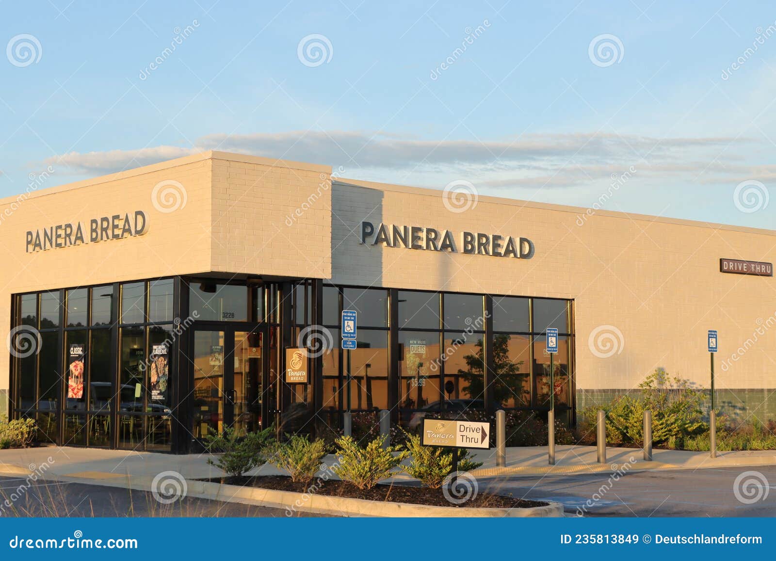 Exterior of a Panera Store in the USA. Editorial Stock Image - Image of  america, facade: 235813849