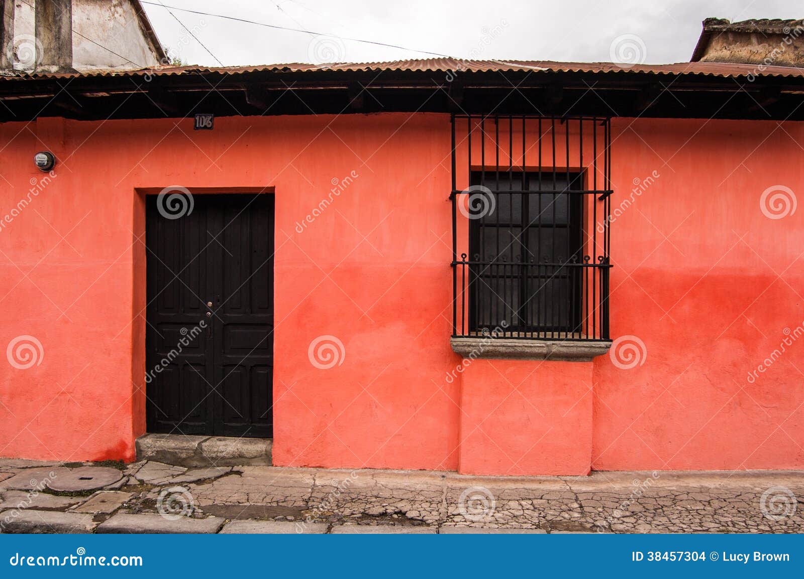 Exterior Pintado Rojo De La Casa Foto de archivo - Imagen de ventana,  adosado: 38457304