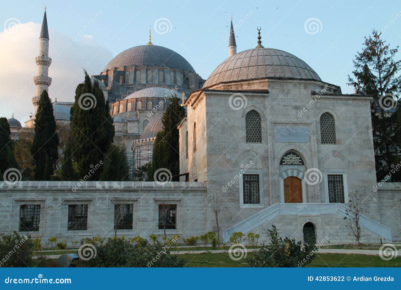 exterior of sÃÂ¼leymaniye mosque in istanbul, turkey