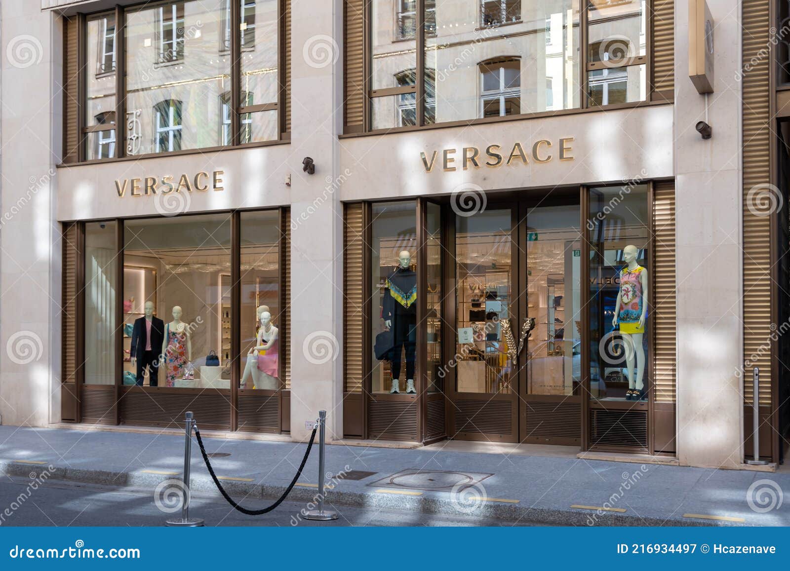 verjaardag ontploffen rekenmachine Exterior View of the Versace Store on Rue Saint-HonorÃ©, Paris, France  Editorial Photography - Image of door, april: 216934497