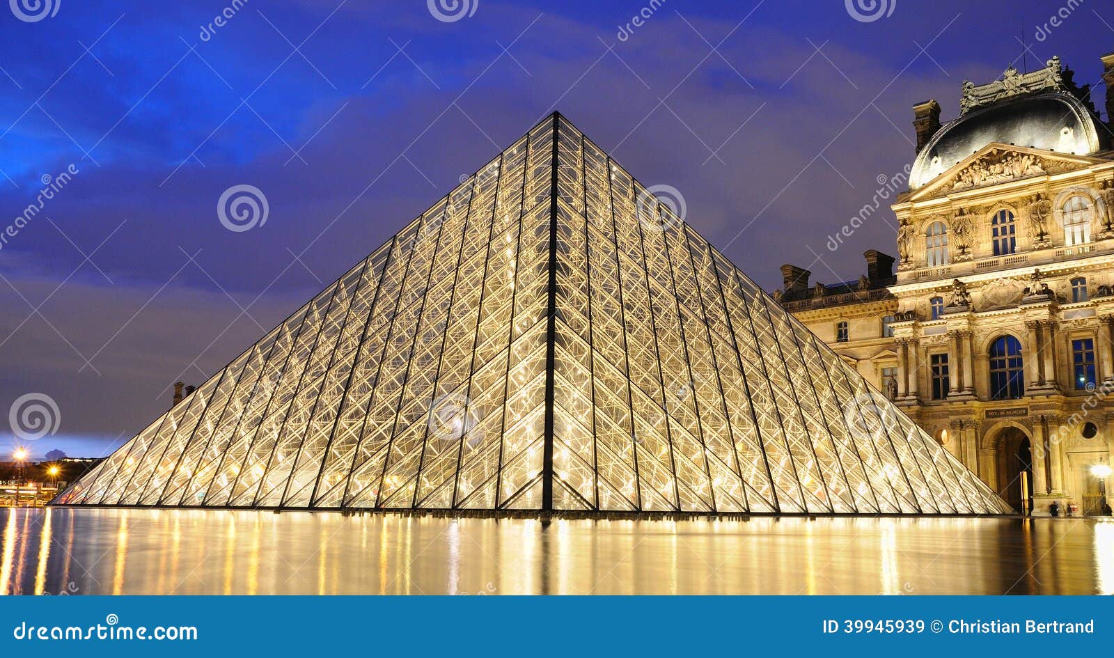 History of the Musee du Louvre museum in Paris France