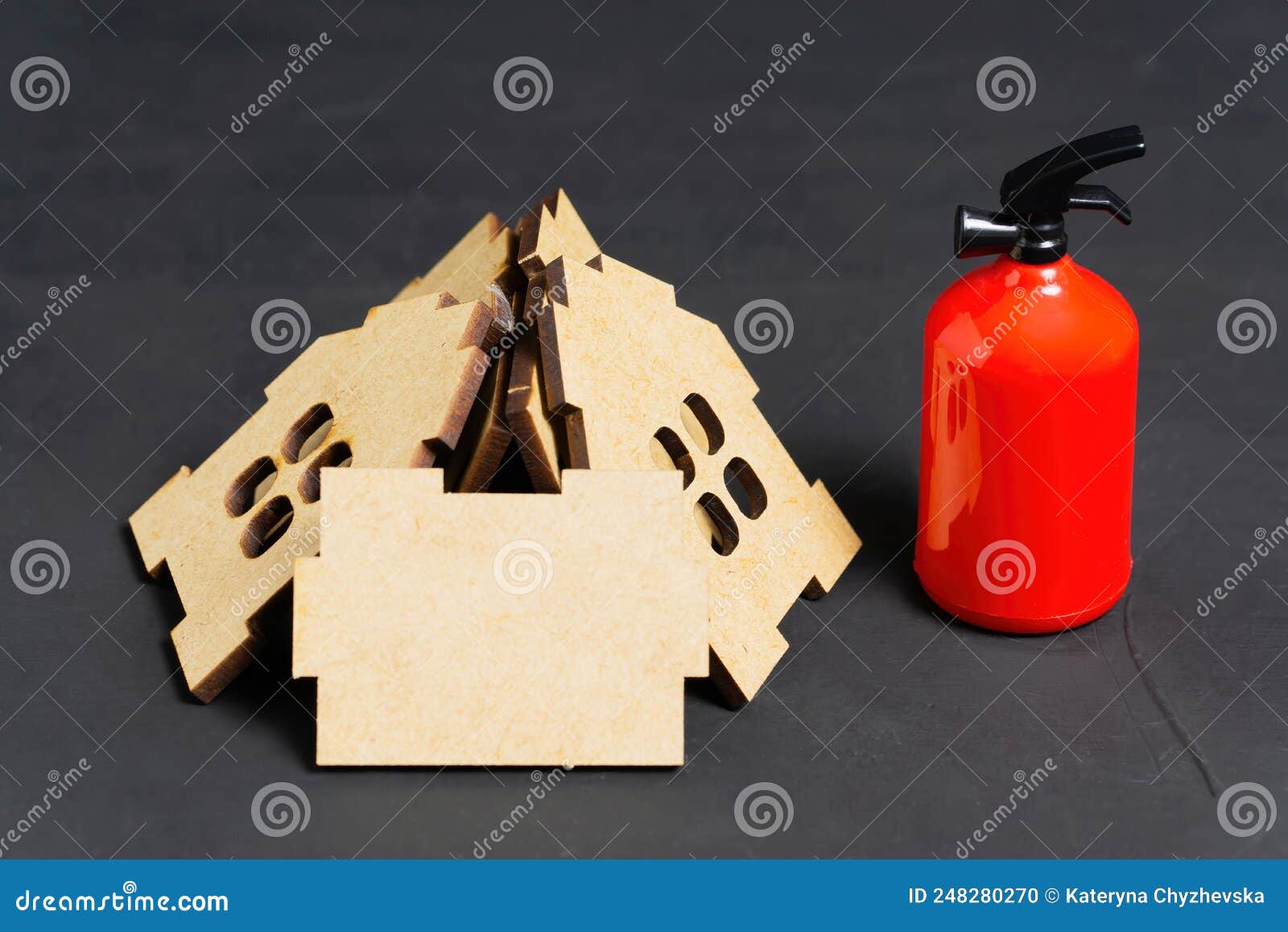 Extinguidor De Incendios Por Una Pila De Paneles De La Casa De Juguetes  Foto de archivo - Imagen de vivienda, fuego: 248280270
