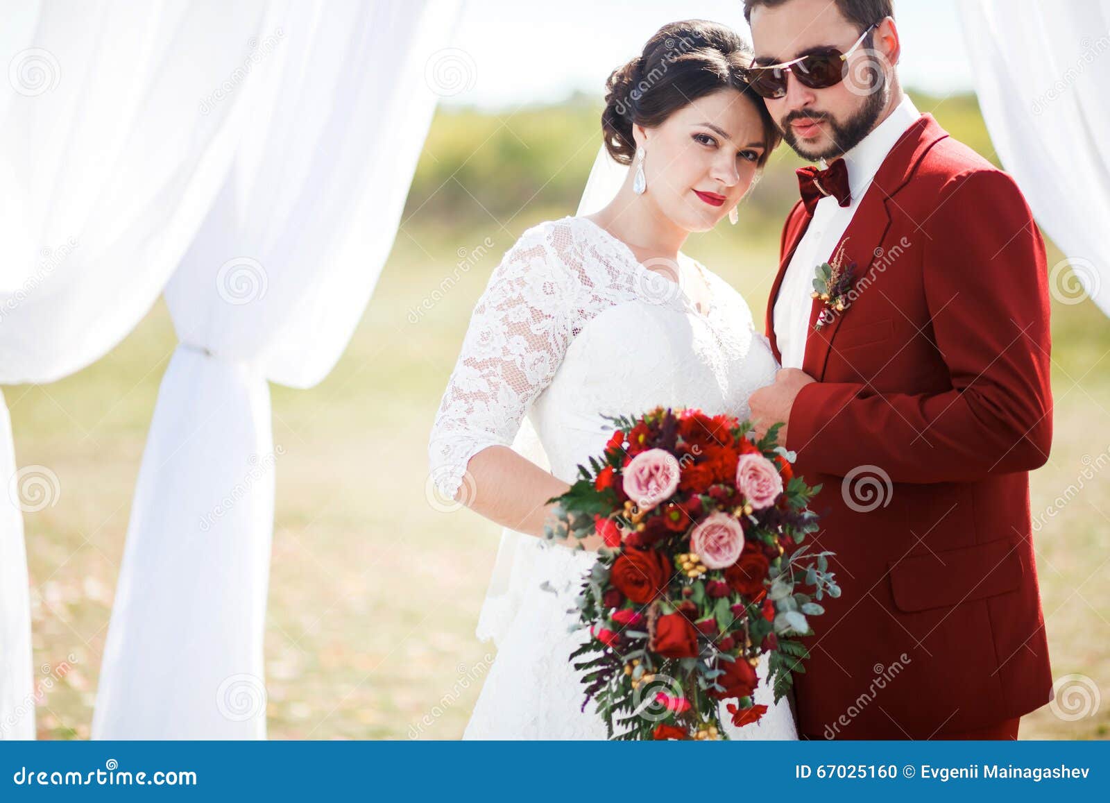 Extravagante Braut Und Brautigam Reizendes Paar Heiratsfotoaufnahme Mann Im Roten Anzug Sonnenbrille Mit Fliege Sommer Sonnig Stockfoto Bild Von Anzug Sommer 67025160