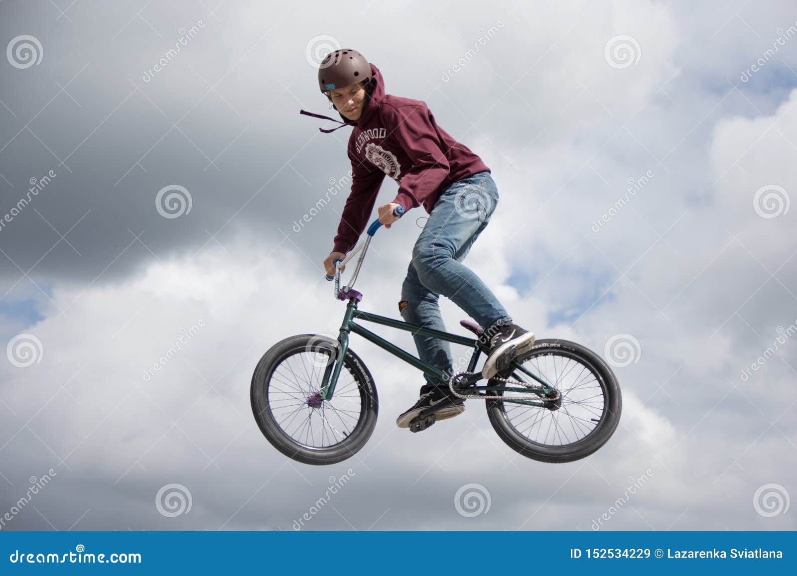 Belarus, Gomel, 24. Juni 2018 Zentralpark Extrem Fahrrad fahren Profi-Fahrer springt auf dem Fahrrad, mit dem Hintergrund des blauen Himmels