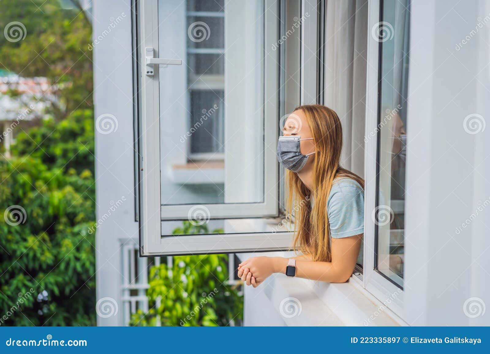 Extrem Müde Frau Schaut Aus Dem Fenster Nach Hause Allein